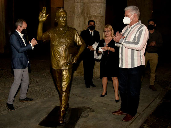 El Primer Secretario del Comité Central del Partido Comunista, Miguel Díaz-Canel Bermúdez, develó en la noche de este lunes una estatua dedicada a Eusebio Leal