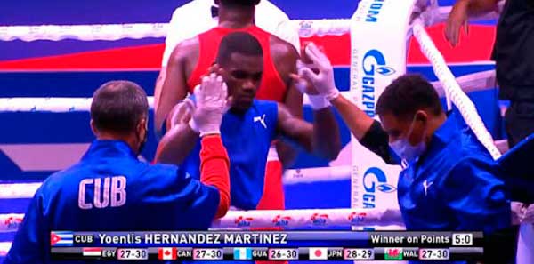 Yoenlis Hernández Martínez saluda a sus entrenadores tras su vitoria por la plata en Mundial de Boxwo Belgrado