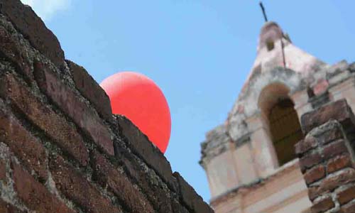 El amor a los globos rojos puede llegar más lejos que el entorno de una ciudad.