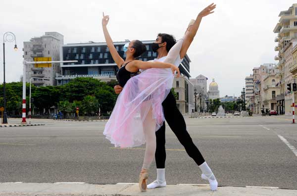 bailarines de ballet en la calle, al fondo el Capitolio