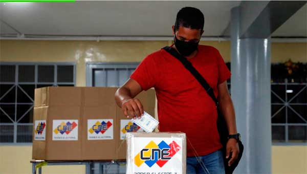 Una persona emite un voto en las elecciones de gobernadores estatales y alcaldes locales, en Caracas, Venezuela, el 21 de noviembre de 2021
