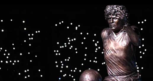 Una nueva estatua de Maradona fue develada en el estadio que lleva su nombre. Foto: (Tomada de Facebook)
