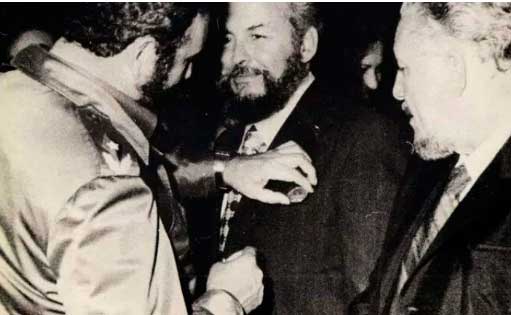 Fidel condecora a Guillén Zelaya