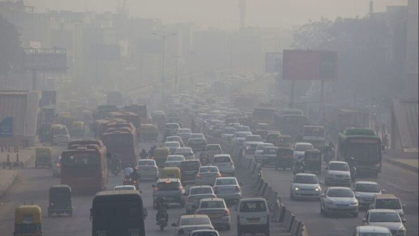 Continúa Nueva Delhi bajo la bruma tóxica del aire contaminado.